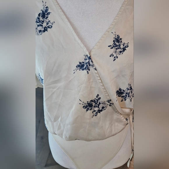 ASTR THE LABLE Hadley Cream with Blue Floral Print Bodysuit Lulus. Size Small - Picture 11 of 14